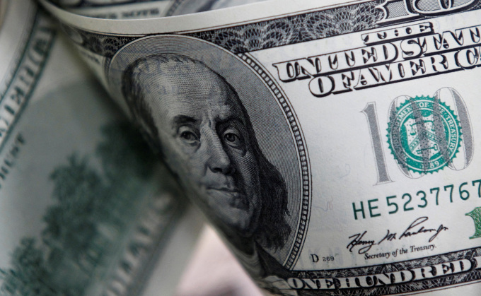 Tờ 100 USD chụp tại Seoul  vào tháng 2/2011. Ảnh: Reuters