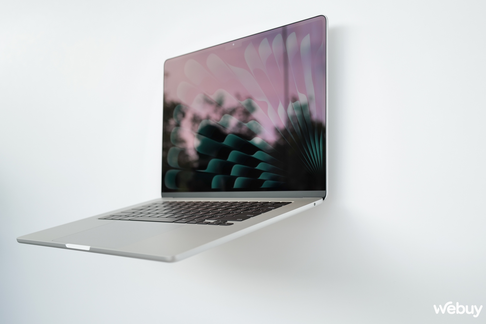 Ảnh thực tế chiếc MacBook 15 inch mỏng nhẹ nhất của Apple, giá chính hãng chỉ 32,99 triệu đồng - Ảnh 7. Ảnh thực tế chiếc MacBook 15 inch mỏng nhẹ nhất của Apple, giá chính hãng chỉ 32,99 triệu đồng - Ảnh 7.
