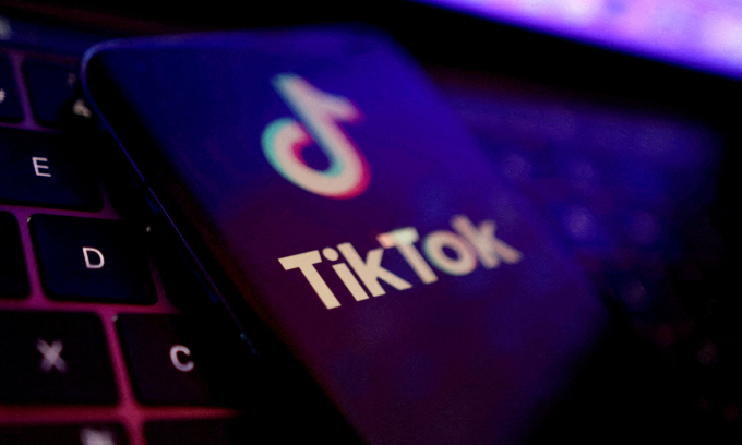 Logo ứng dụng TikTok hiển thị trên màn hình điện thoại một người dùng hồi tháng 8/2022. Ảnh: Reuters