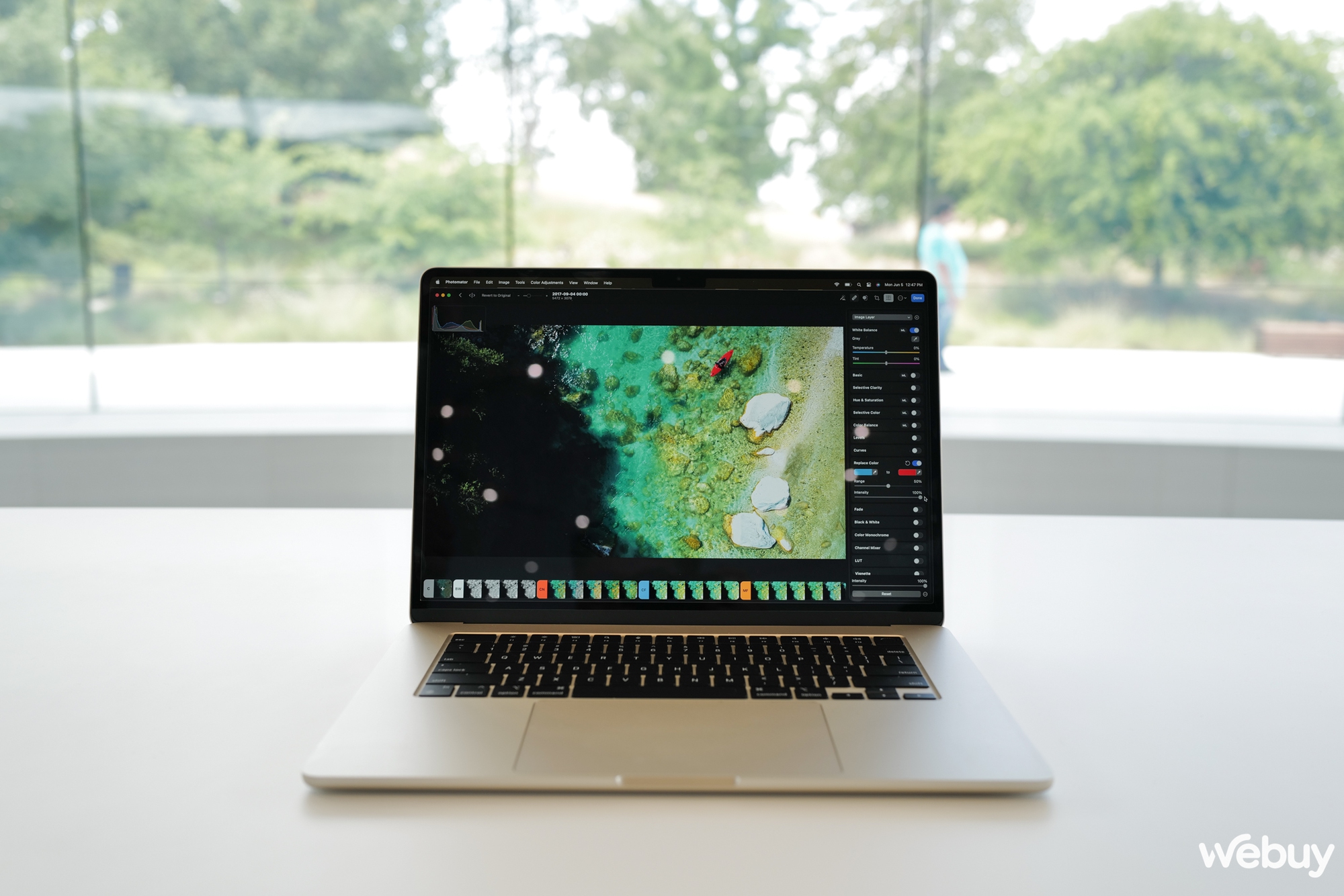 Ảnh thực tế chiếc MacBook 15 inch mỏng nhẹ nhất của Apple, giá chính hãng chỉ 32,99 triệu đồng - Ảnh 14. Ảnh thực tế chiếc MacBook 15 inch mỏng nhẹ nhất của Apple, giá chính hãng chỉ 32,99 triệu đồng - Ảnh 14.