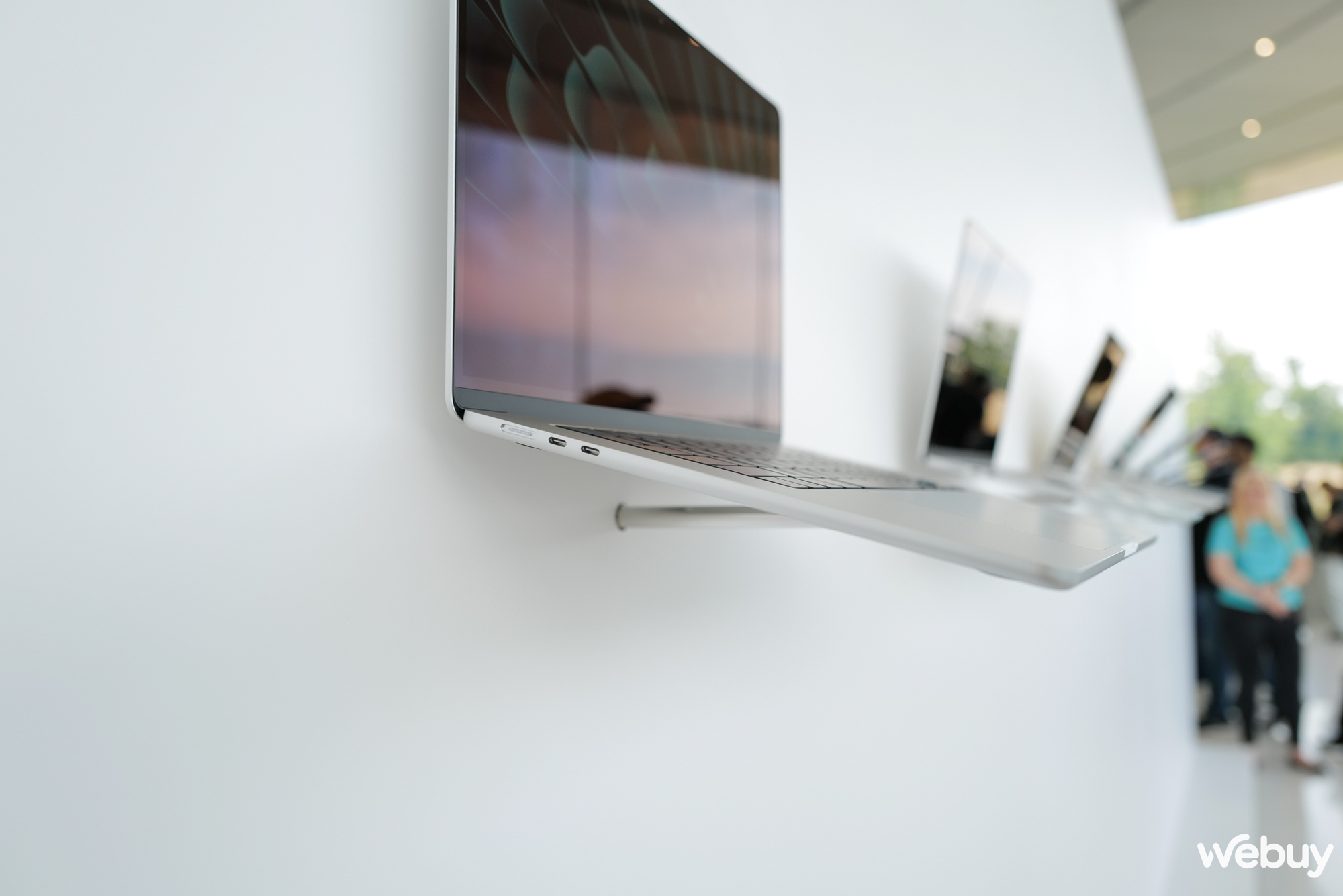 Ảnh thực tế chiếc MacBook 15 inch mỏng nhẹ nhất của Apple, giá chính hãng chỉ 32,99 triệu đồng - Ảnh 8. Ảnh thực tế chiếc MacBook 15 inch mỏng nhẹ nhất của Apple, giá chính hãng chỉ 32,99 triệu đồng - Ảnh 8.