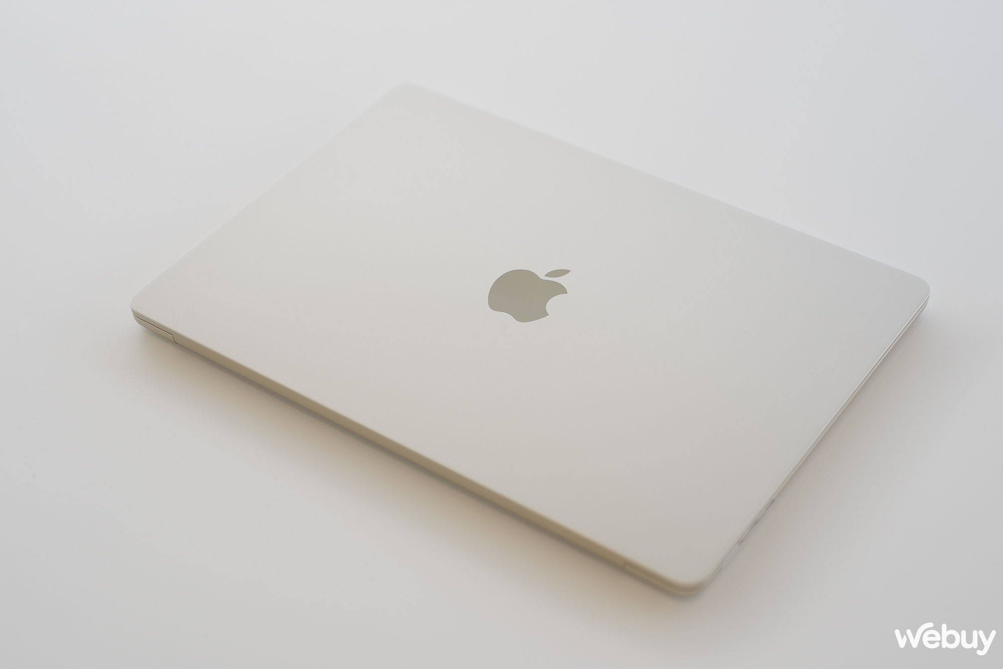 Ảnh thực tế chiếc MacBook 15 inch mỏng nhẹ nhất của Apple, giá chính hãng chỉ 32,99 triệu đồng - Ảnh 1. Ảnh thực tế chiếc MacBook 15 inch mỏng nhẹ nhất của Apple, giá chính hãng chỉ 32,99 triệu đồng - Ảnh 1.
