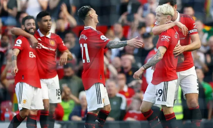 Cầu thủ Man Utd chia vui với Alejandro Garnacho sau bàn ấn định tỷ số trận thắng Wolves 2-0 cuối tuần trước. Ảnh: Reuters